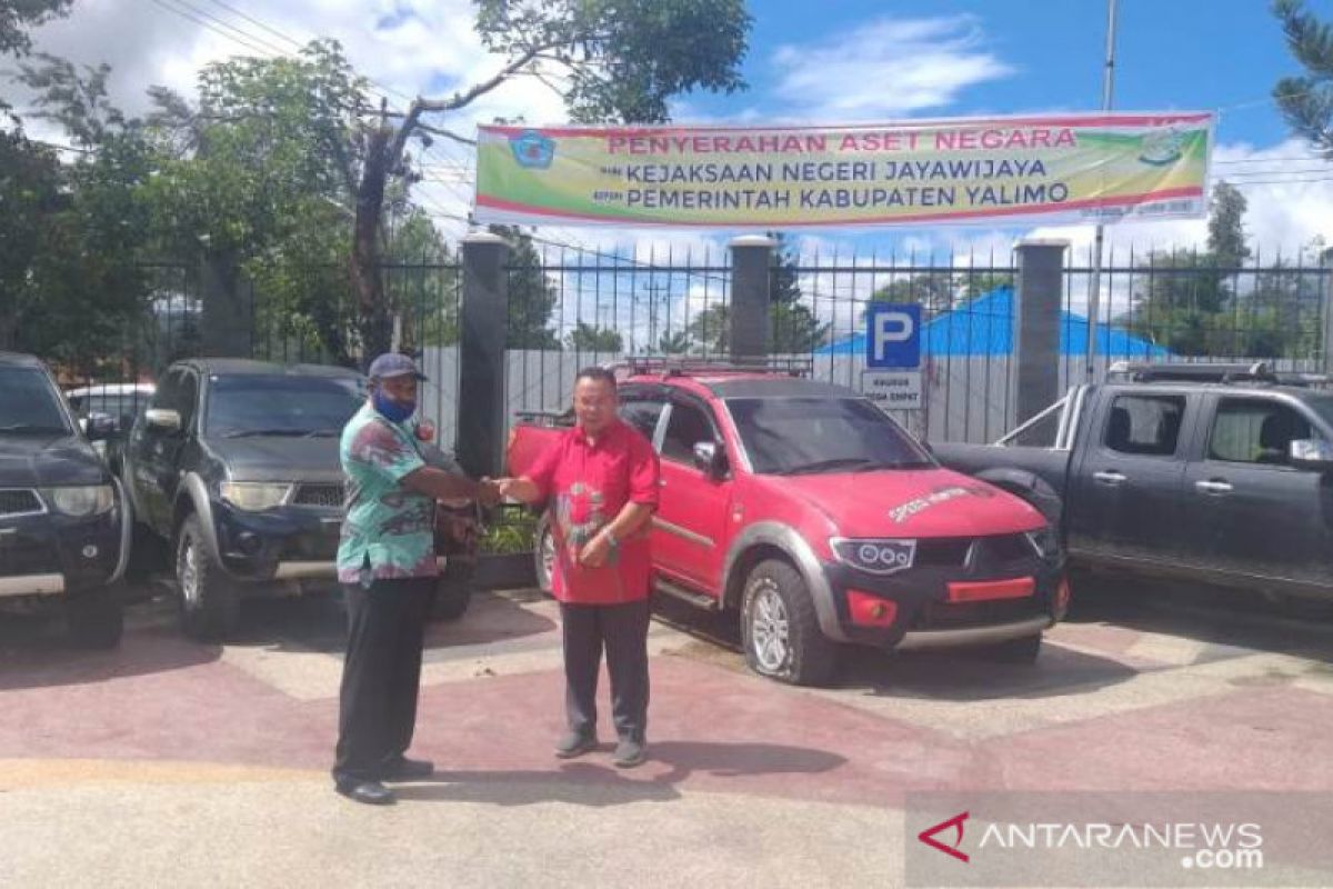 Kejaksaan Jayawijaya kembalikan lima mobil sitaan milik Pemkab Yalimo
