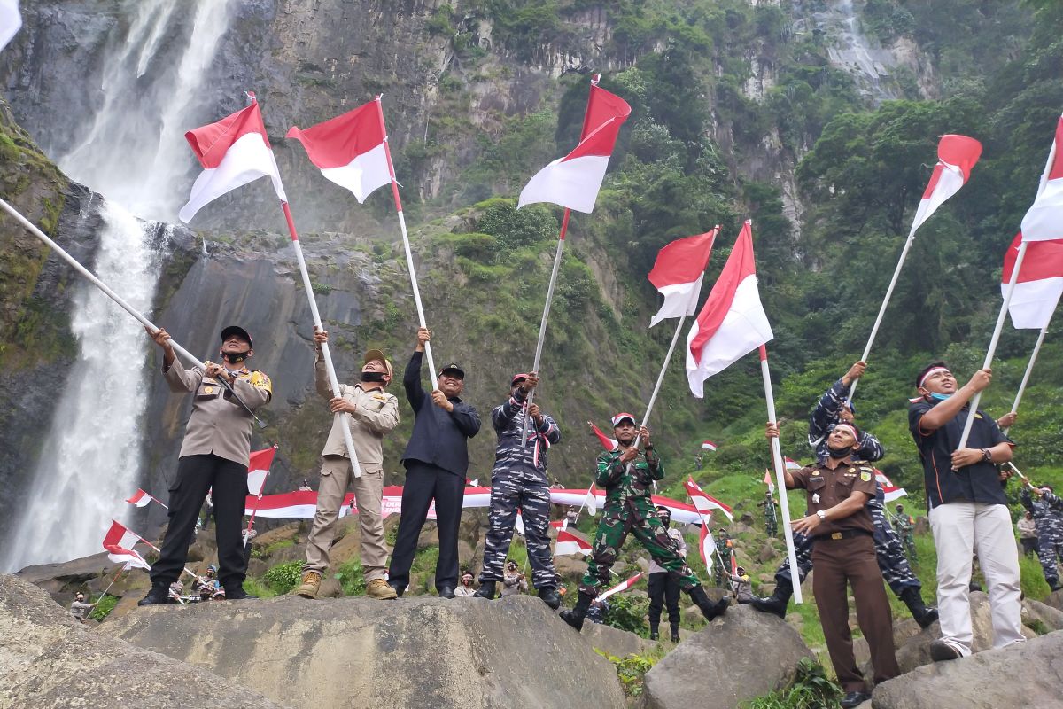 Bupati Asahan dan Forkopimda kibarkan 75 bendera merah putih di bawah Air Terjun Ponot