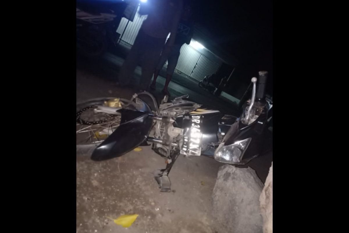 Satu tewas, sepeda motor ditumpangi dua pelajar tabrak warung di pinggir jalan Jerowaru Lotim