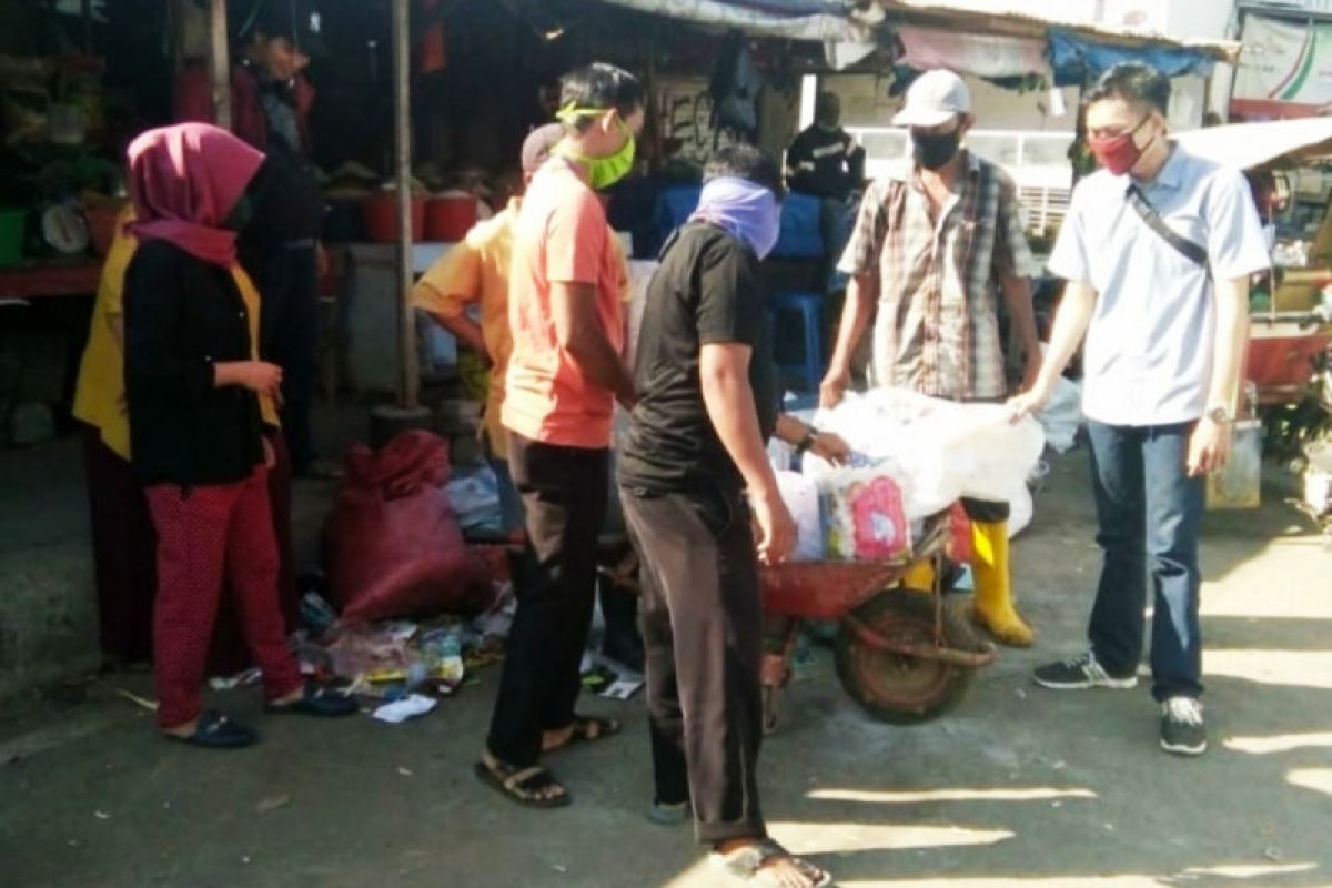 PD Makassar Raya bersihkan sampah di 18 titik pasar tradisional