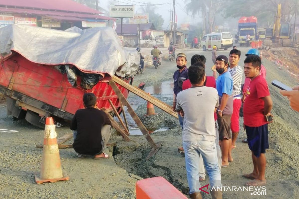 Badan jalan penghubung Balikpapan dengan Samarinda terdampak longsor