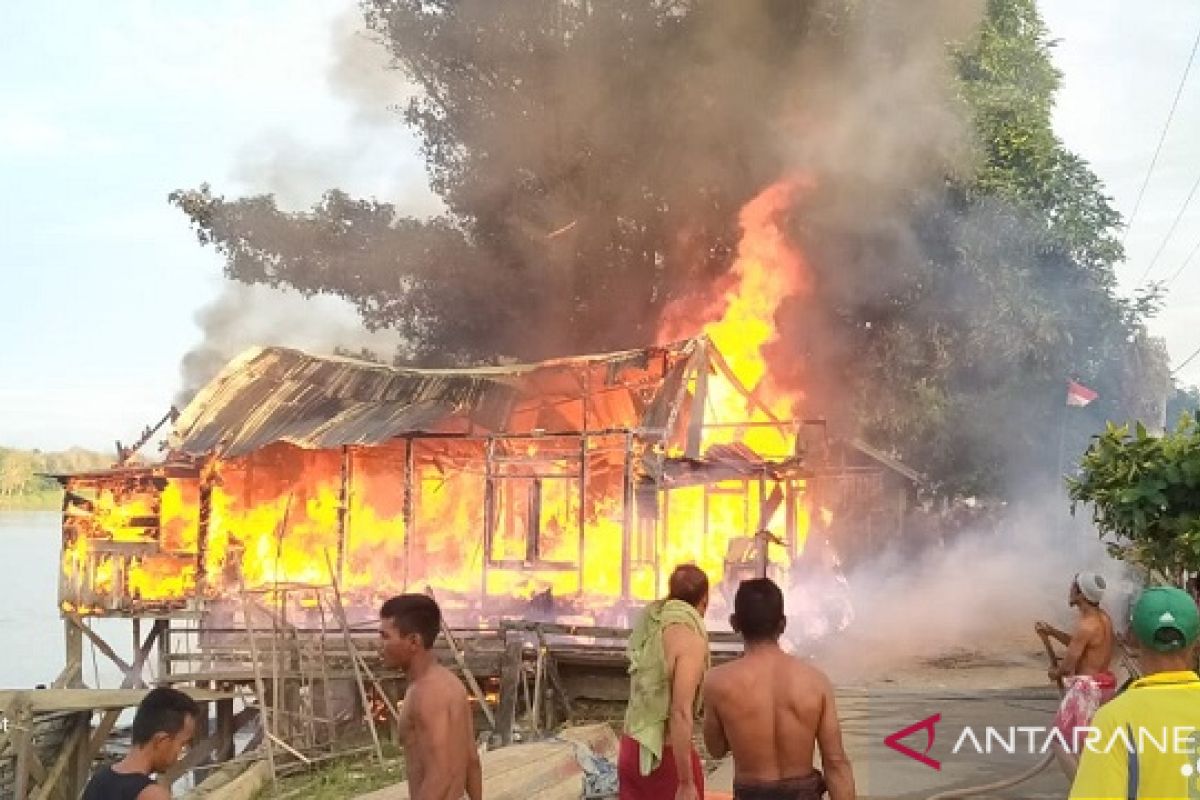 Kebakaran rumah di Londrang Muarojambi tewaskan seorang anak perempuan