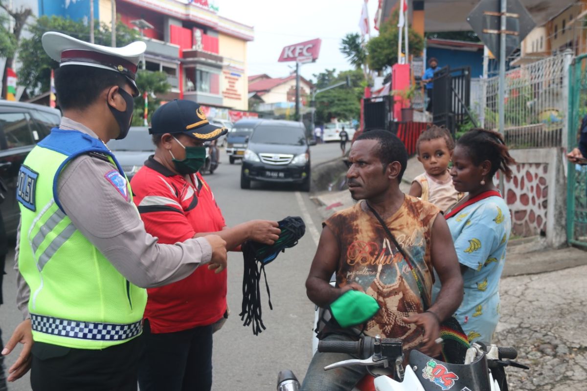 Warga Kota Jayapura diimbau gunakan masker saat ke luar rumah