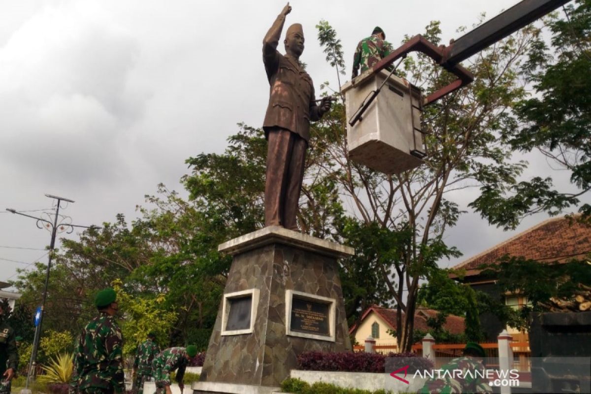Anggota TNI bersih-bersih patung pahlawan menjelang HUT RI