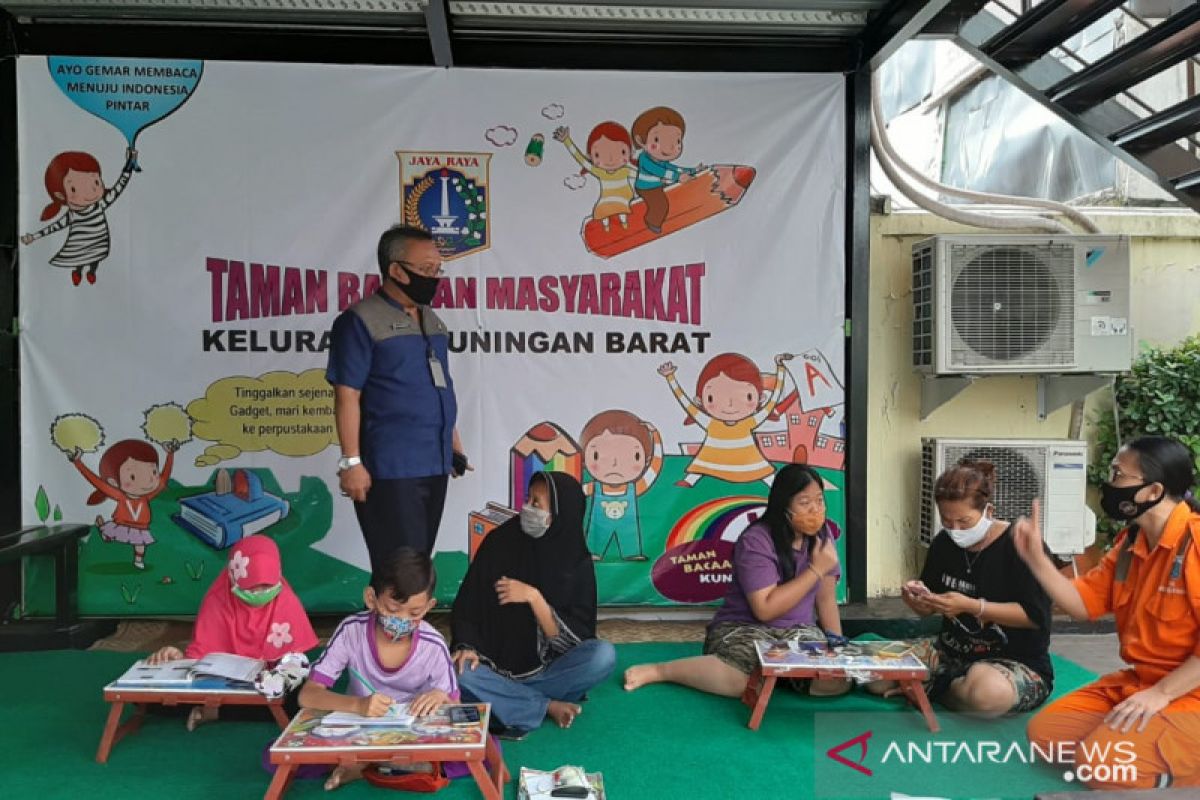 Di Kelurahan Kuningan Barat ada jaringan internet gratis untuk siswa