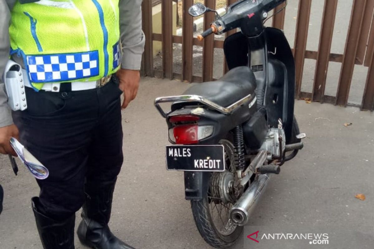 Sepeda motor berplat nomor "Males Kredit" ditilang polisi
