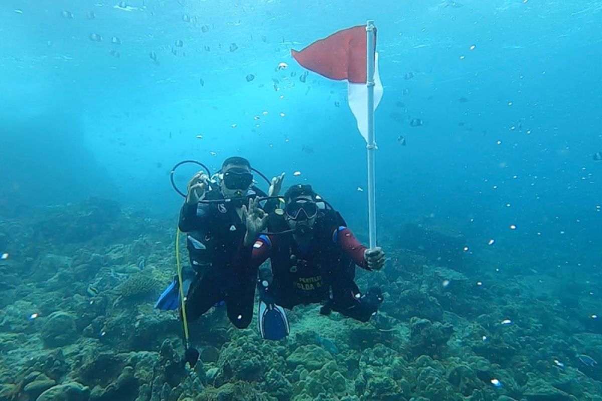 Polda Aceh kibarkan merah putih di dasar laut nol kilometer Indonesia