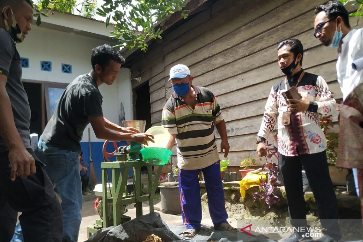 PT Timah latih warga Desa Penagan produksi pakan ikan