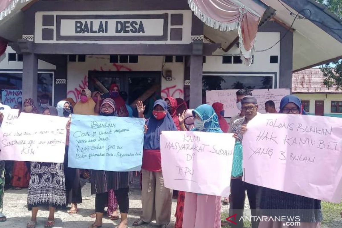 Warga segel kantor desa, gara-gara tak pernah terima BLT