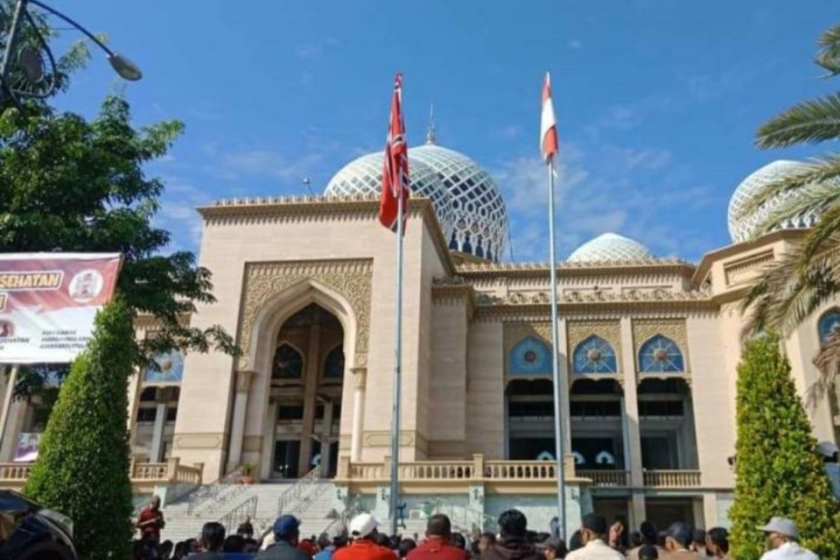 Bendera Merah Putih Dan Bintang Bulan Berkibar Beriringan Di ...