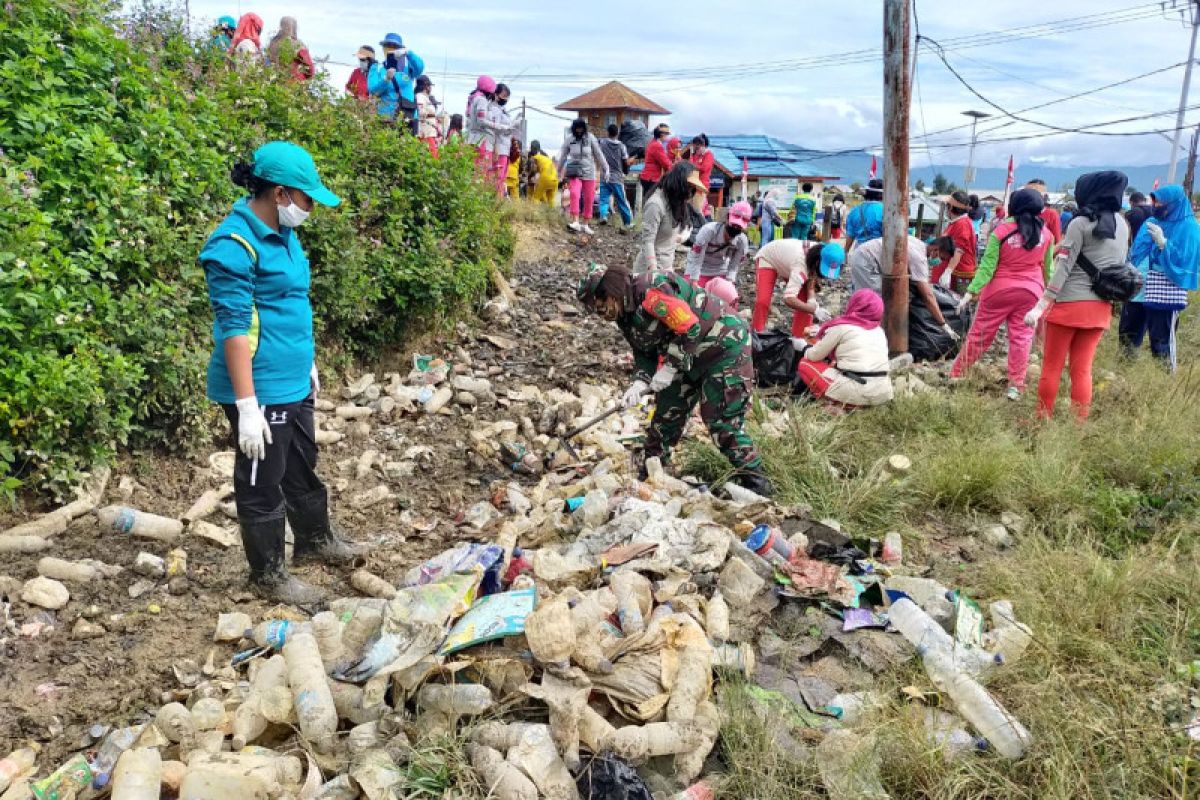 TNI bersama warga Paniai karya bakti bersihkan tempat pembuangan sampah