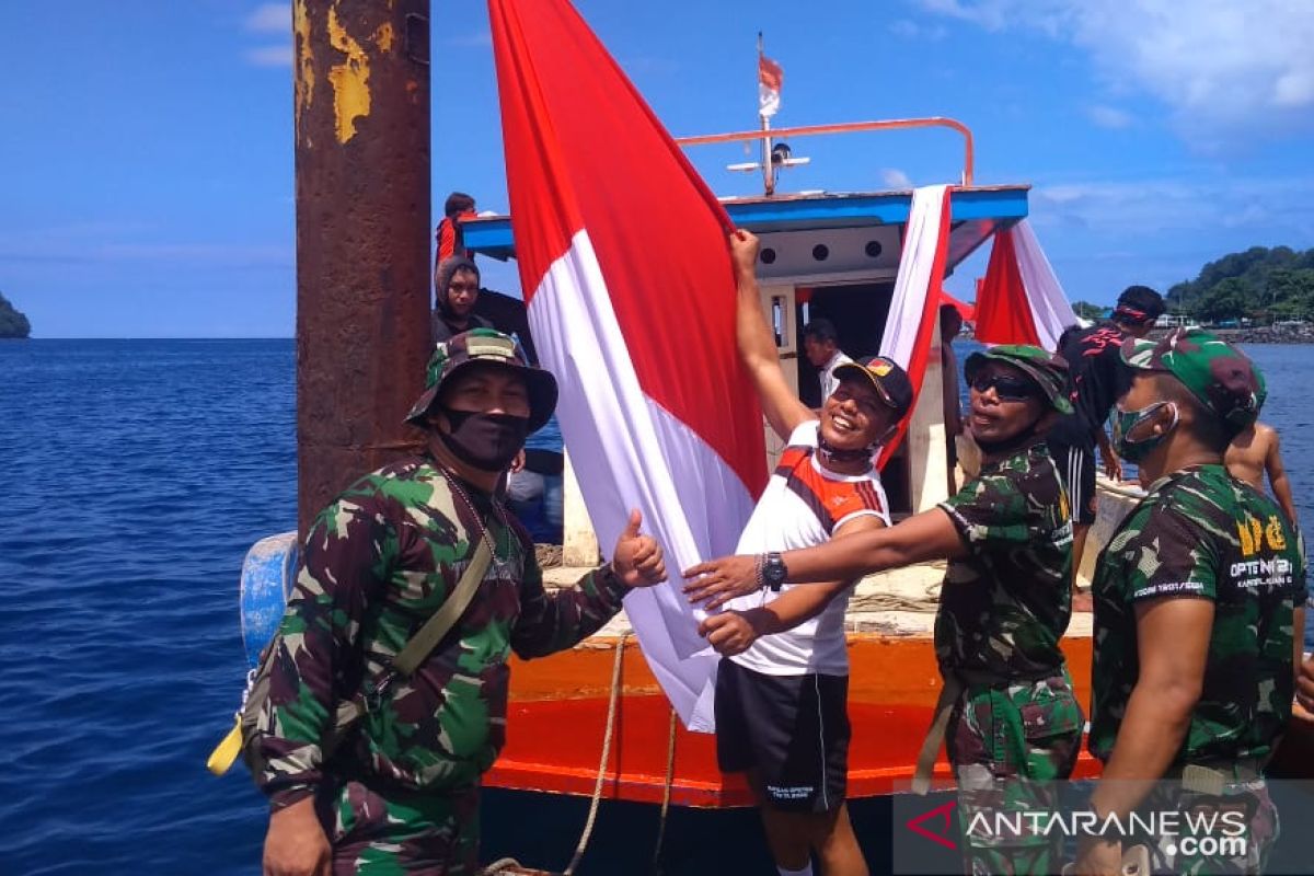 Kodim Sangihe bentangkan kain merah putih di Pantai Tahuna