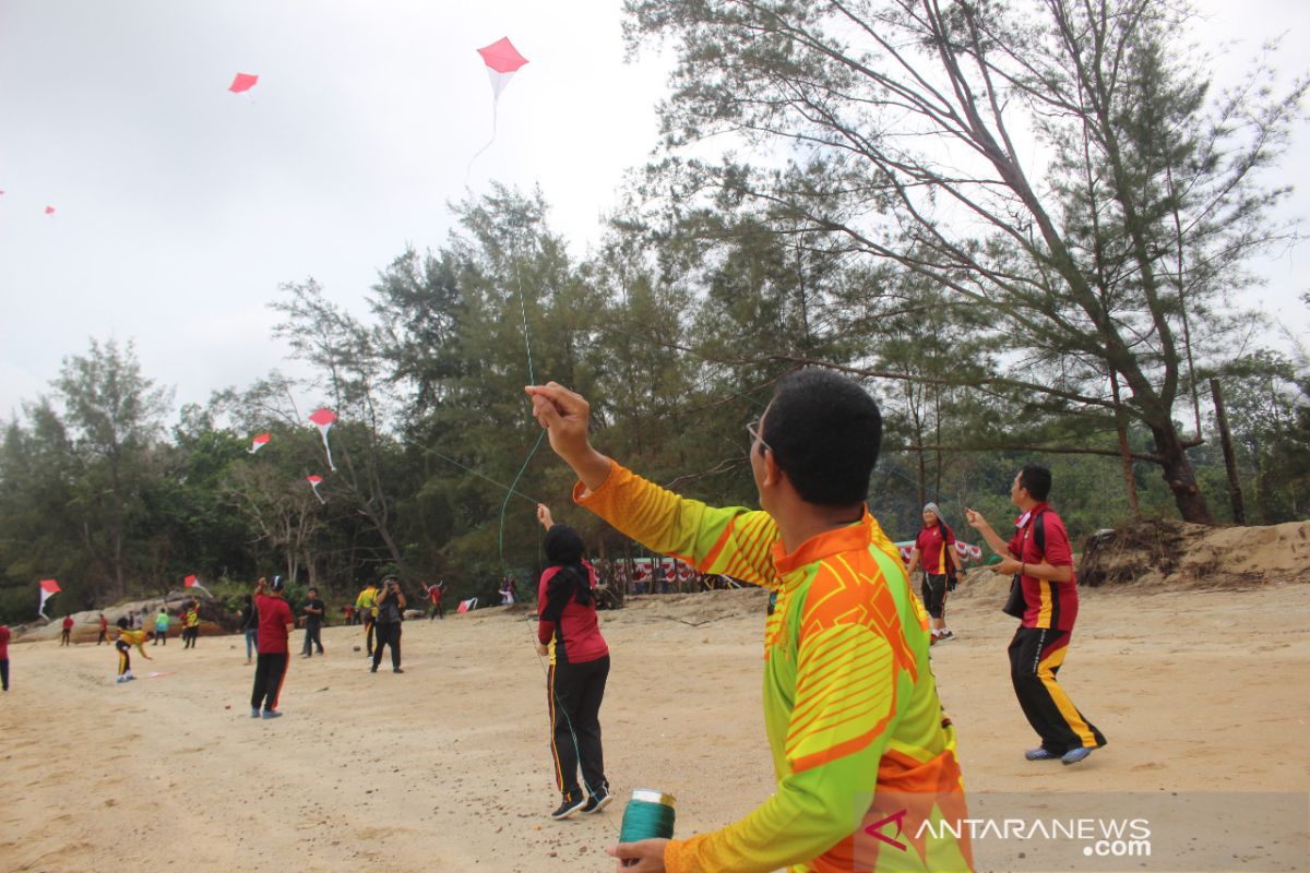 99 layang-layang merah putih meriahkan HUT RI di Pantai Mentok