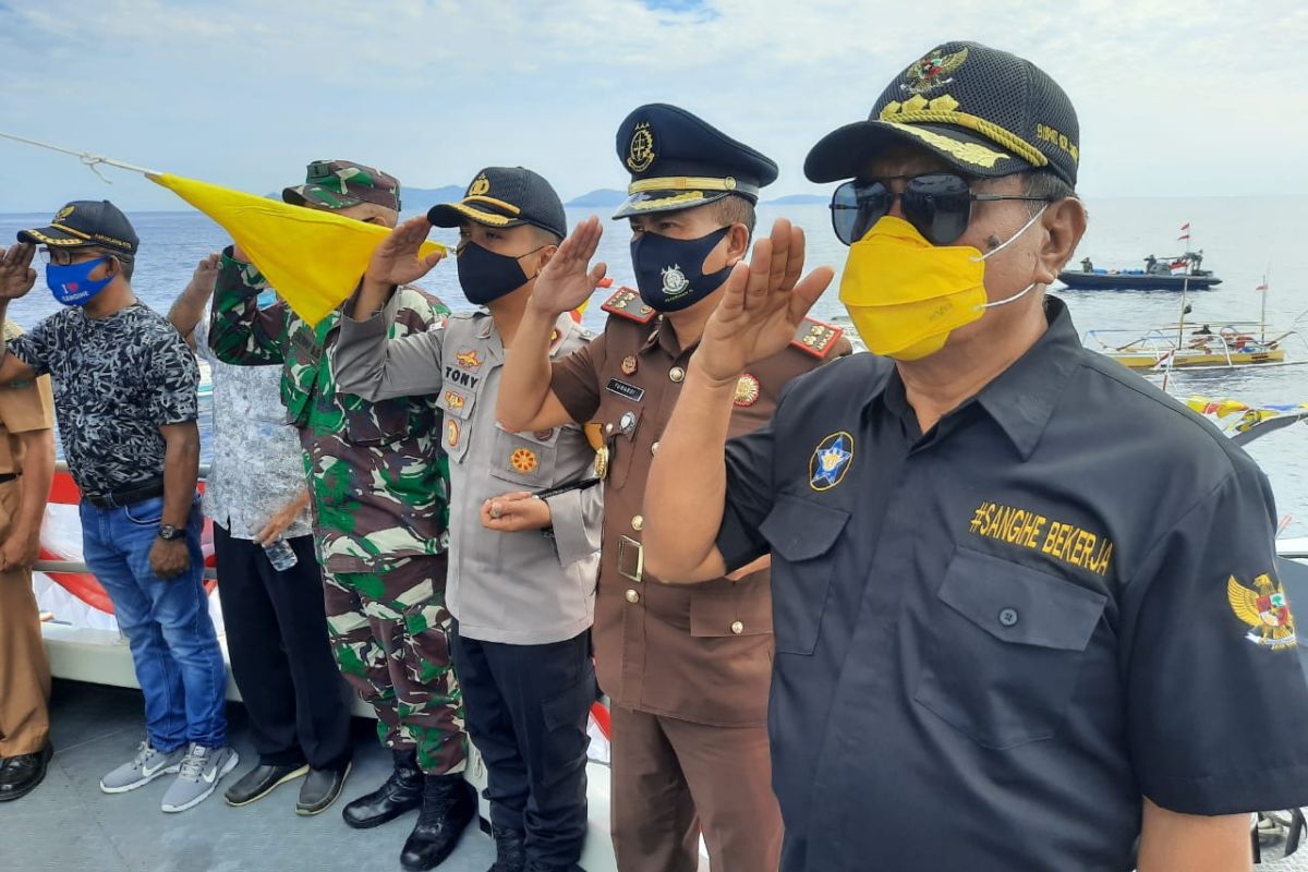 Ratusan Bendera Merah Putih berkibar di laut Kepulauan Sangihe