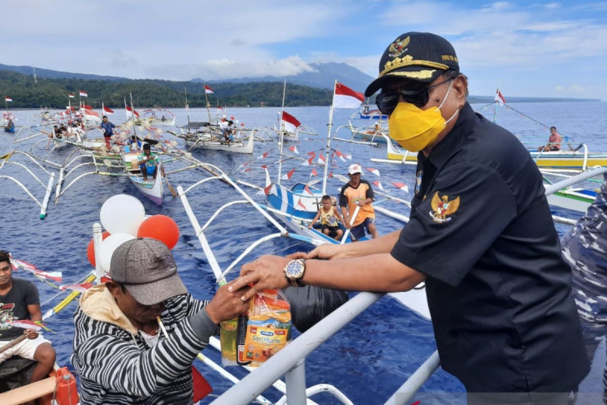 Pemerintah Kabupaten Sangihe serahkan bantuan bahan pangan kepada nelayan