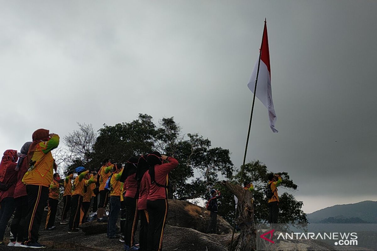 Polres Bangka Barat kibarkan bendera raksasa di puncak Bukit Nibung