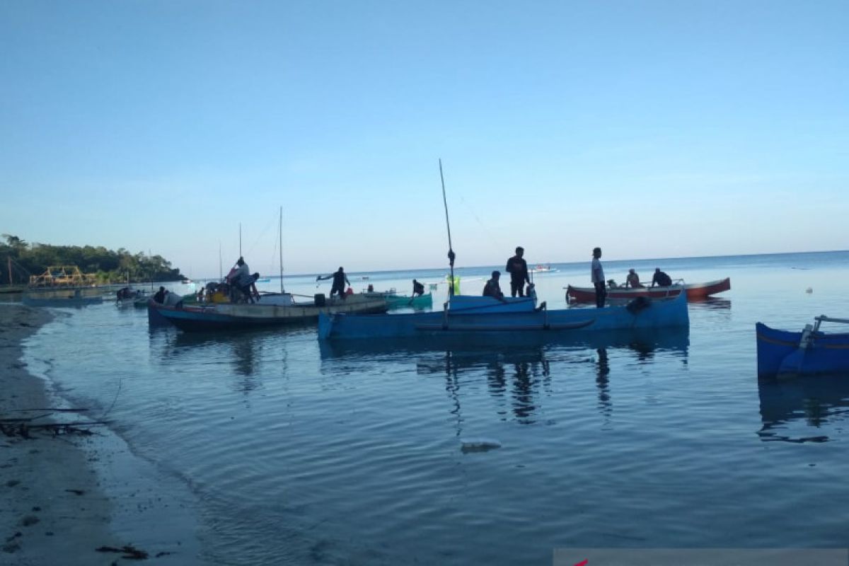 Ratusan nelayan membantu pencarian korban nelayan jatuh ke laut