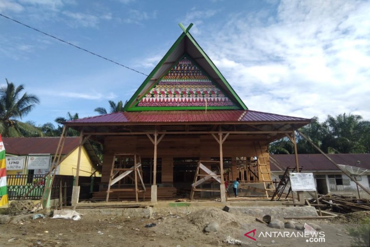 Desa Malombu bangun balai