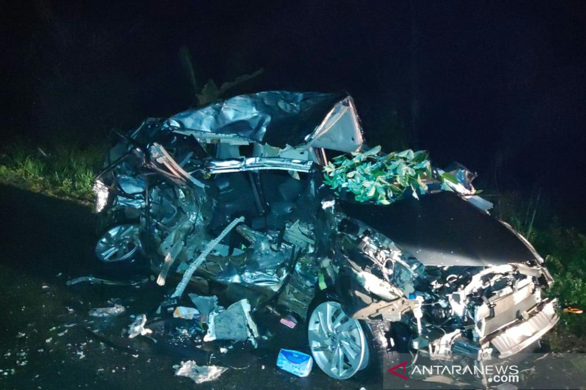 Hantam tronton, tiga wanita cantik penumpang Honda Jazz tewas