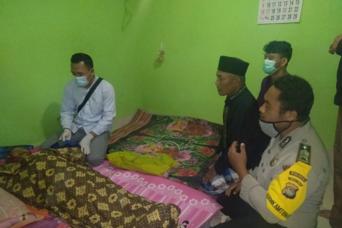 Innalillahi...Kakek 75 Tahun meninggal di samping Masjid Pohgading saat akan Salat Subuh