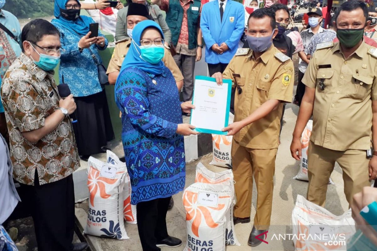 Pemkab Bogor salurkan bansos beras tahap dua di tujuh kecamatan