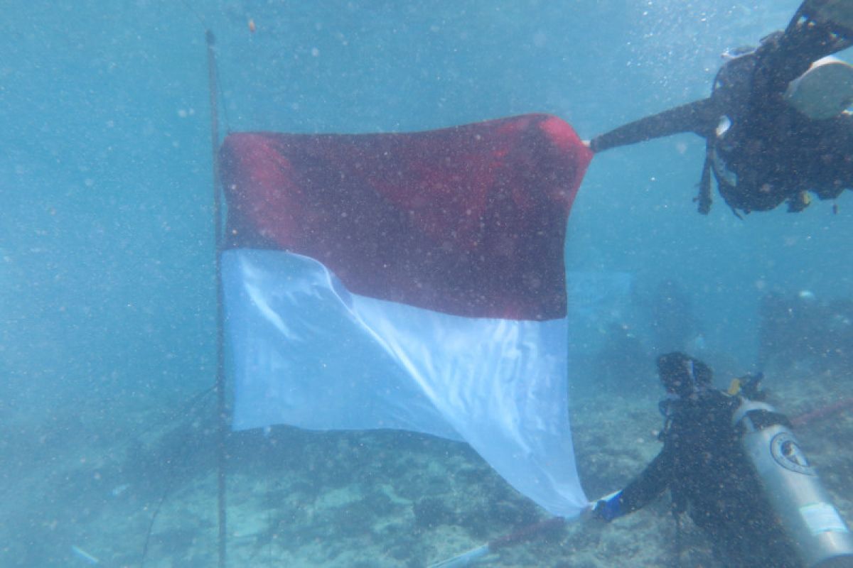 17 penyelam kibarkan bendera Merah Putih di laut Pulau Bando Sumbar
