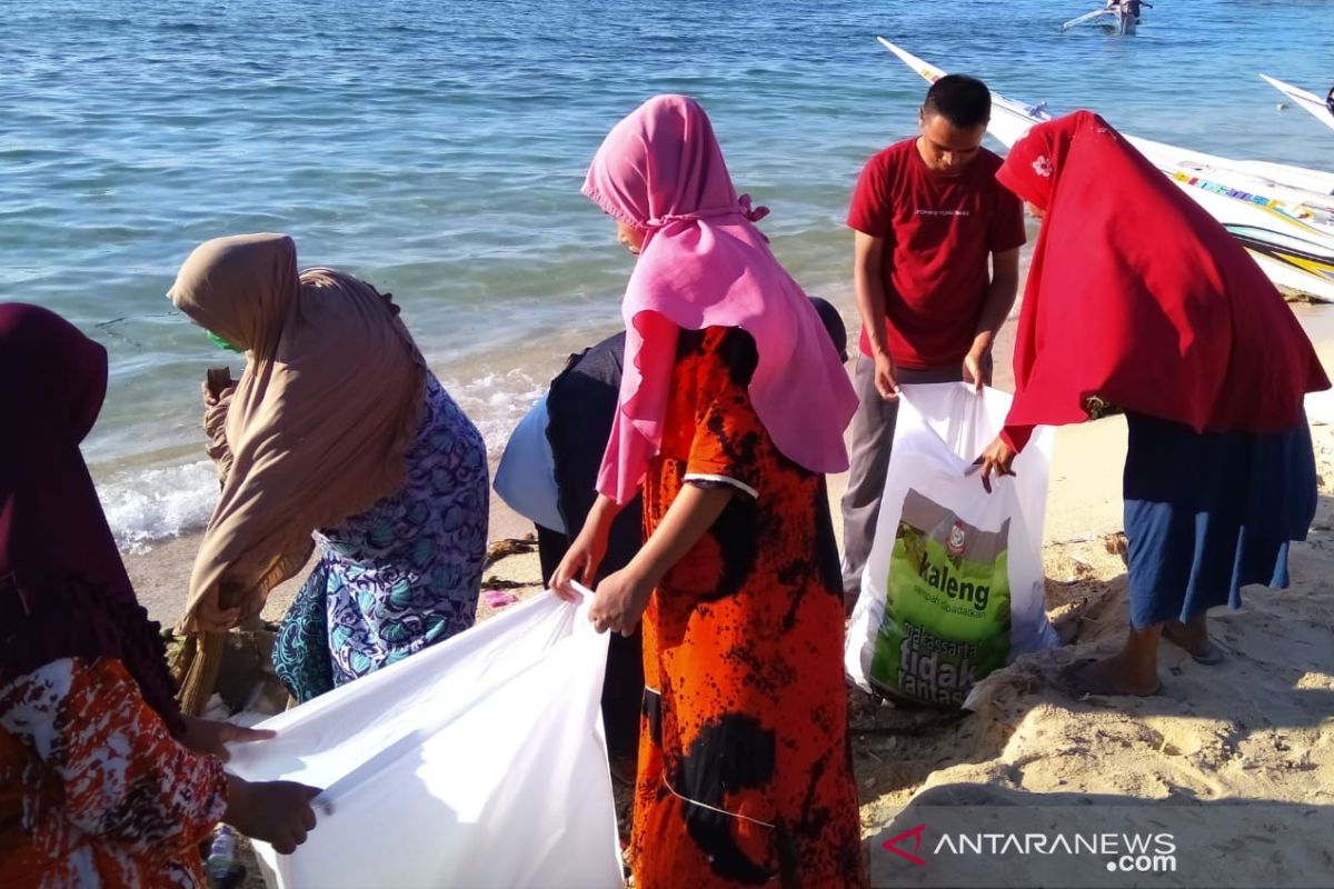 Warga Pulau Kodingareng gelar aksi bersih pantai jelang HUT RI