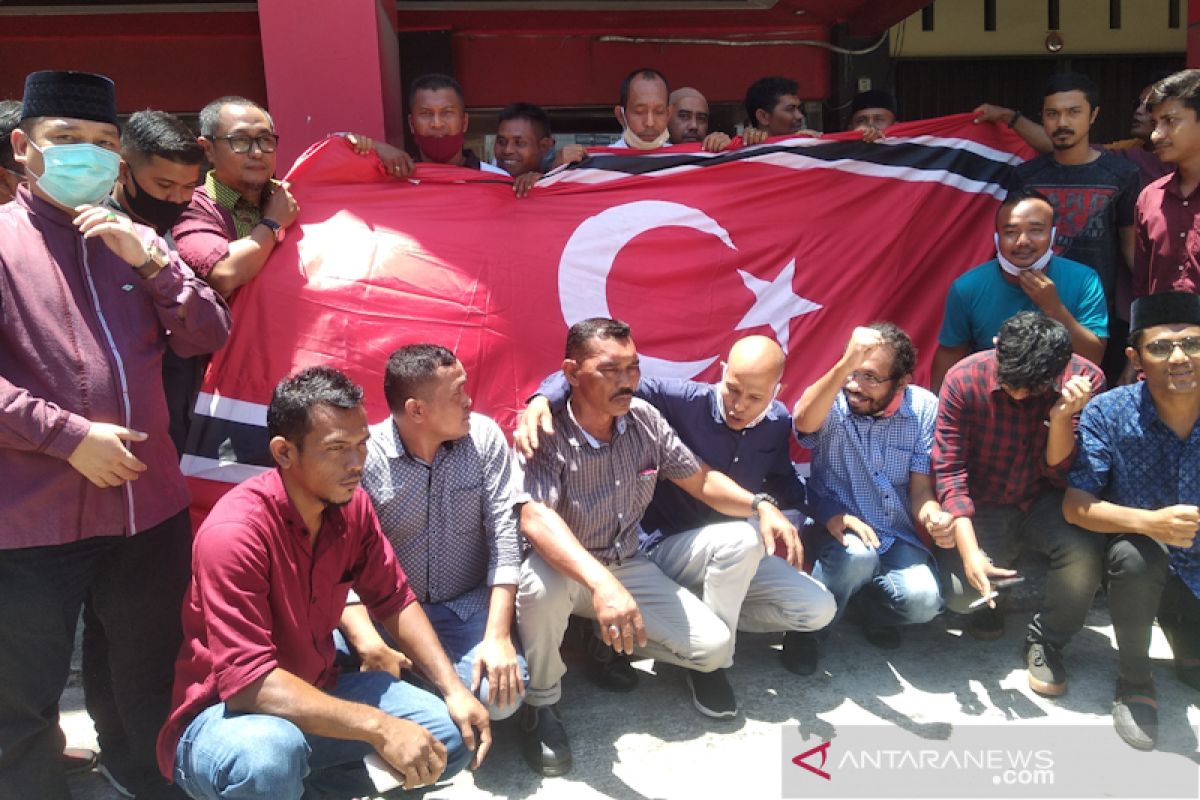 Partai Aceh kibarkan bulan bintang