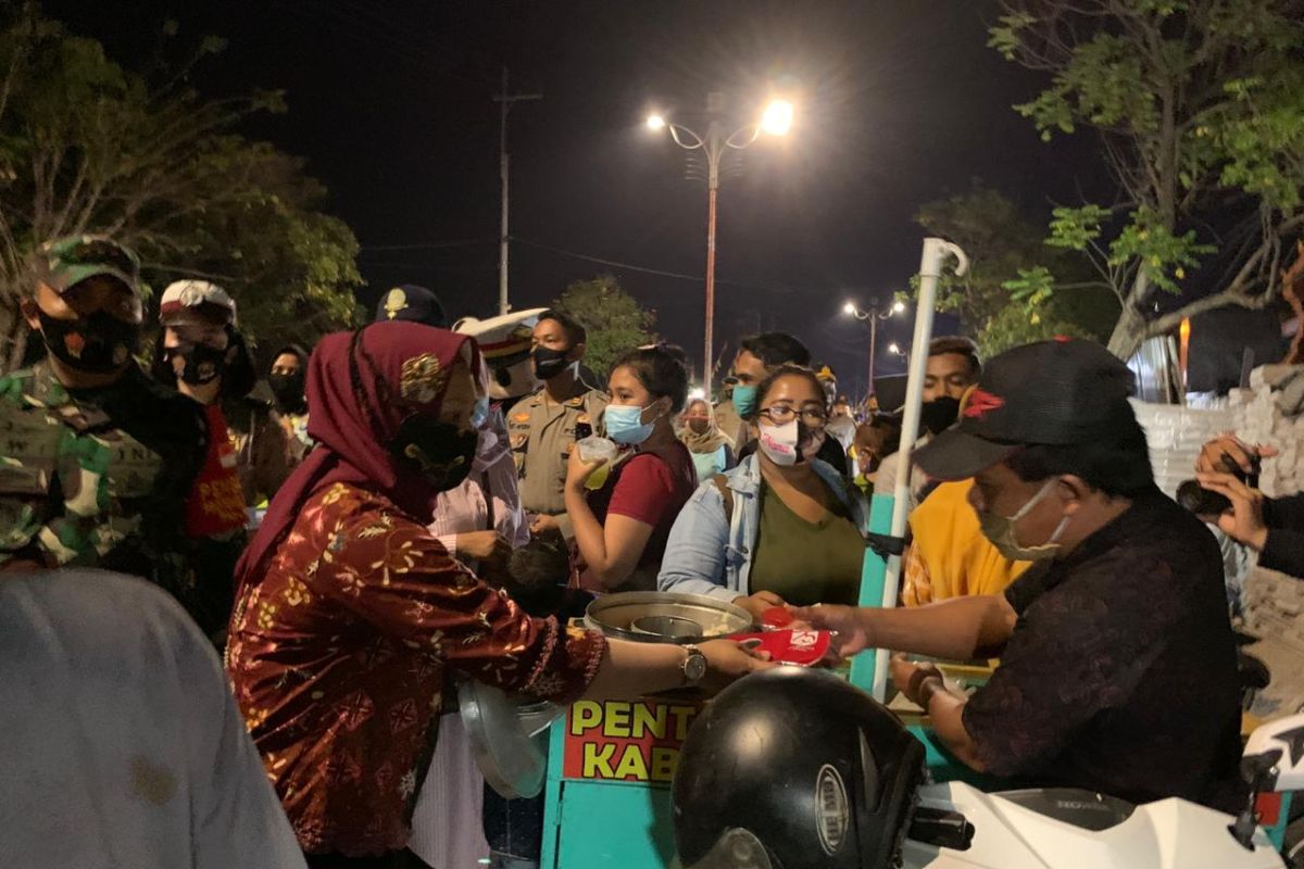 Wali Kota Mojokerto bersama Kapolresta-Dandim sisir warga tak bermasker