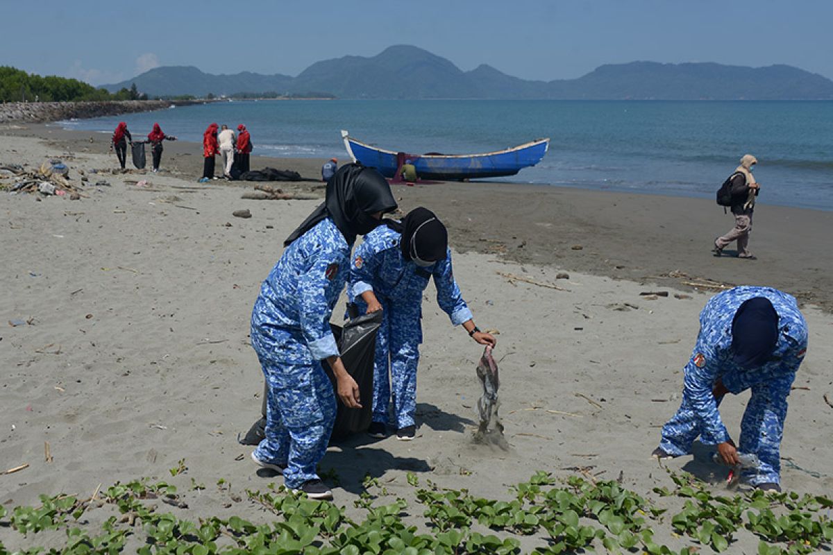 Aksi bersih pantai sambut HUT RI