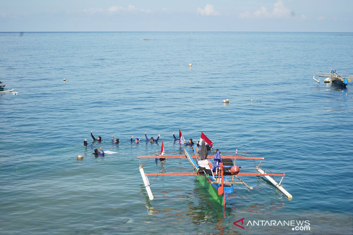 Puluhan penyelam bentangkan bendera merah putih di bawah laut Botubarani Gorontalo