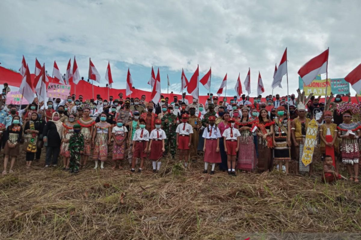 Bendera merah putih raksasa dikibarkan di batas Indonesia-Malaysia