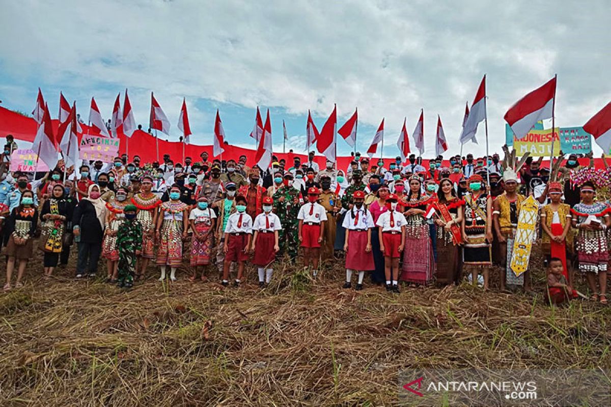 Bendera merah putih raksasa dikibarkan di batas Indonesia-Malaysia