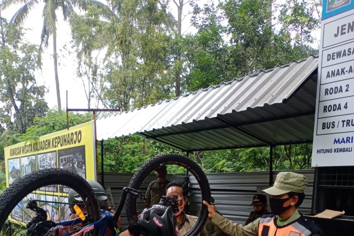 Sleman beri pembinaan penggunaan masker di "Lava Tour Merapi"