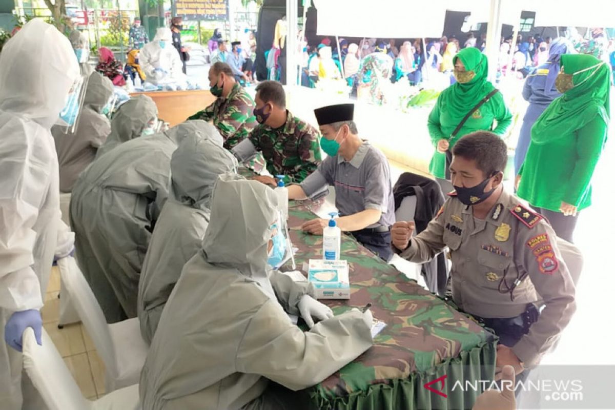 Sambut HUT RI ke 75, Koramil 0227 Cipocok dan YANB gelar pengobatan gratis