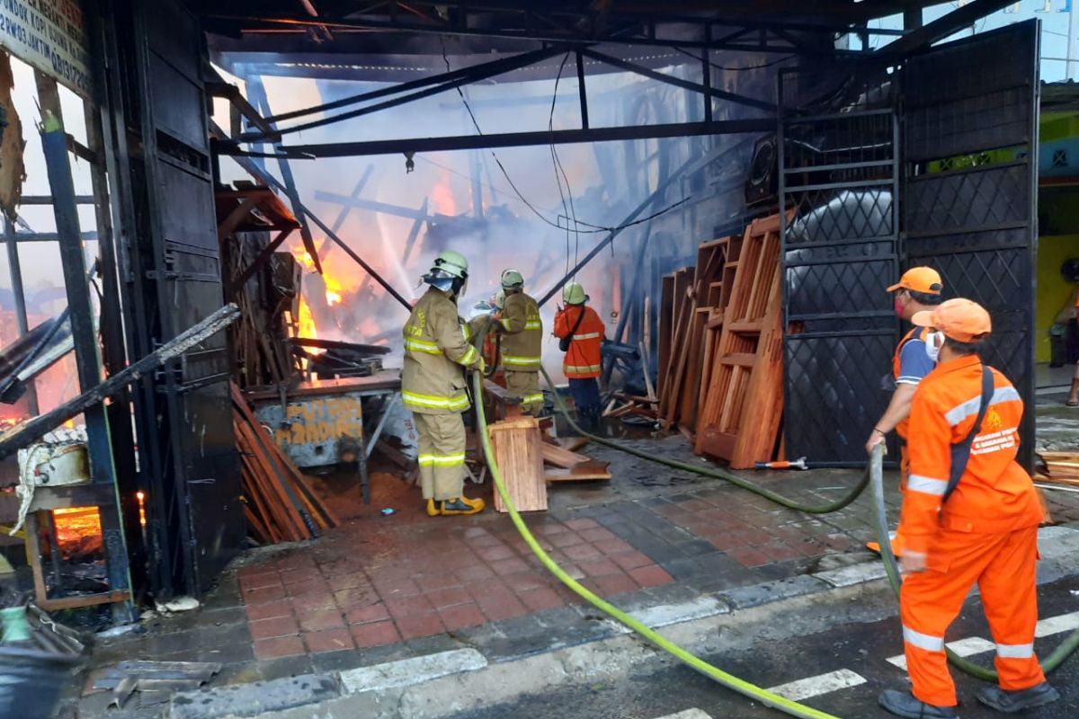 Empat tempat usaha di Pondok Kopi kebakaran, keugian Rp300 juta