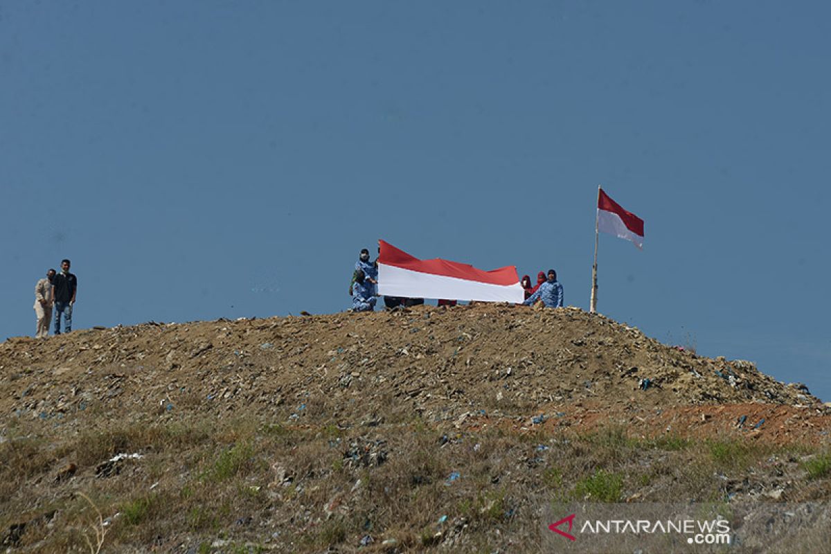 Merah Putih berkibar di puncak TPA