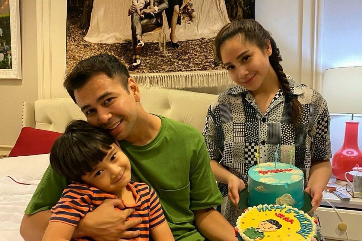 Raffi Ahmad divaksin, Nagita Slavina ajak Rafathar nonton bareng