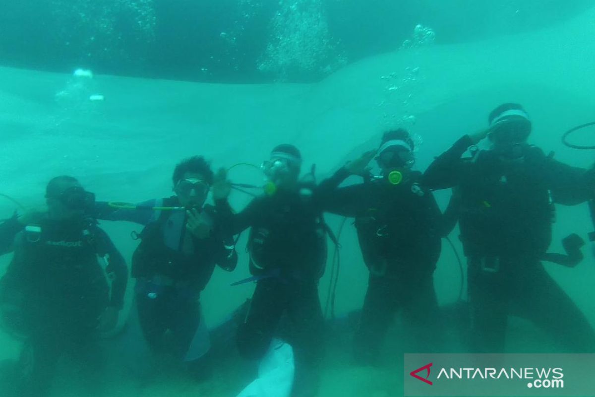 Sembilan penyelam kibarkan bendera merah putih di bawah laut Belitung Timur