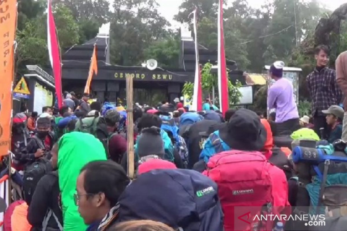 Ribuan pendaki peringati HUT ke-75 Kemerdekaan RI di Puncak Gunung  Lawu