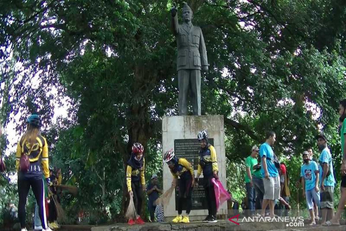 Warga Temanggung bersihkan di kawasan Monumen Bambang Soegeng