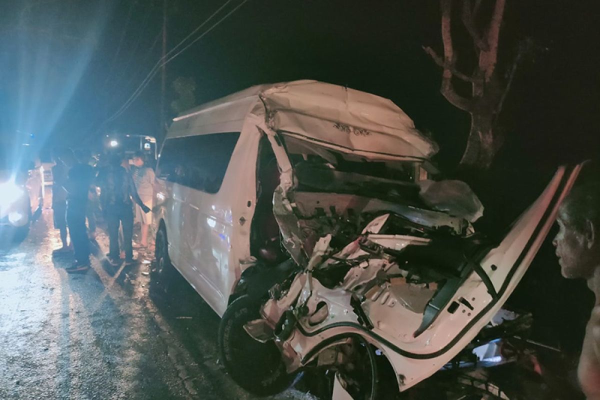 Sopir bus tewas setelah tabrak truk di Bireuen