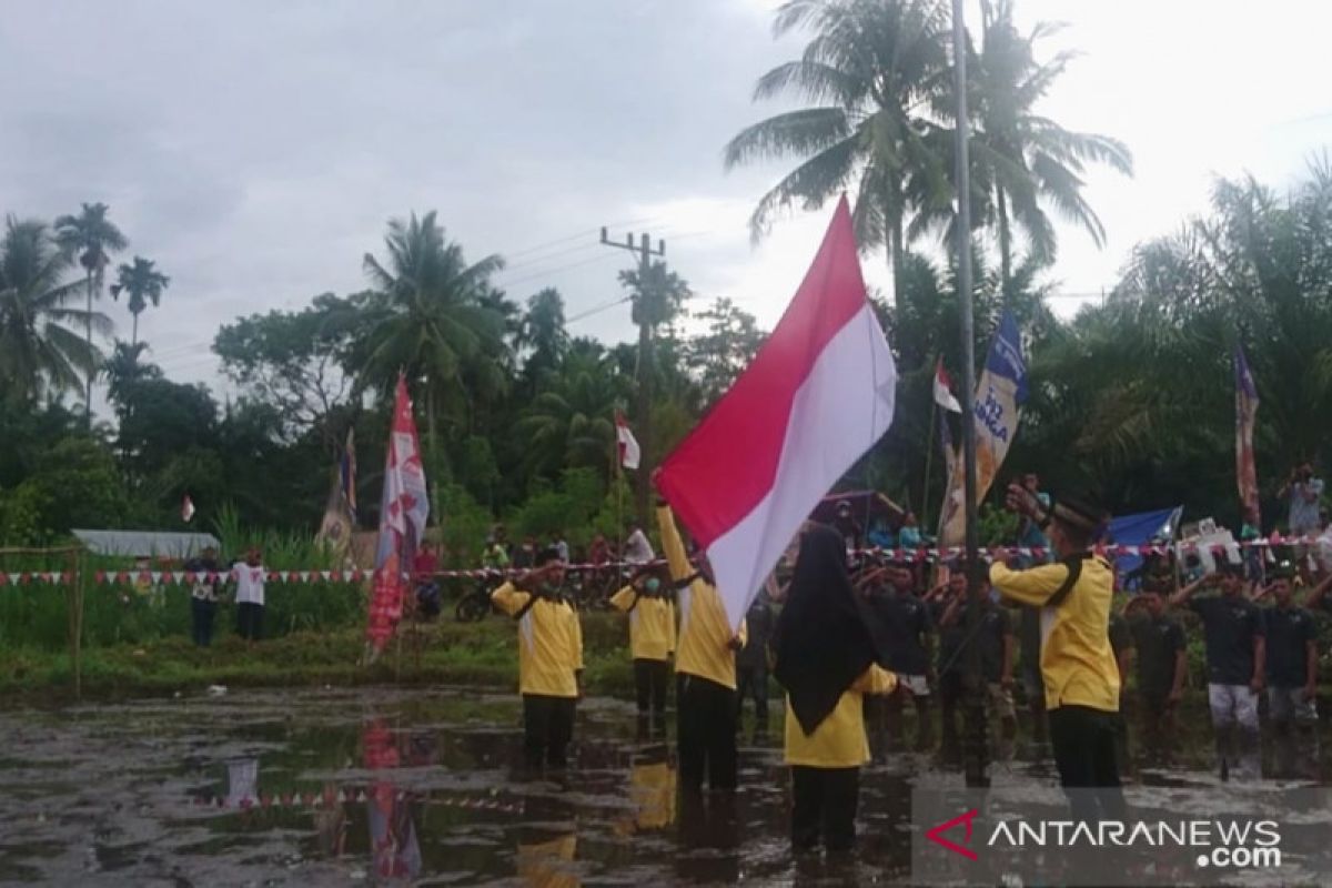 50 warga Pujurahayu Pasaman Barat berpakaian petani gelar upacara bendera di tengah sawah