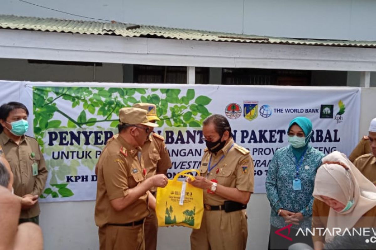 1.200 paket hasil hutan dibagikan kepada warga Sulteng pada HUT RI