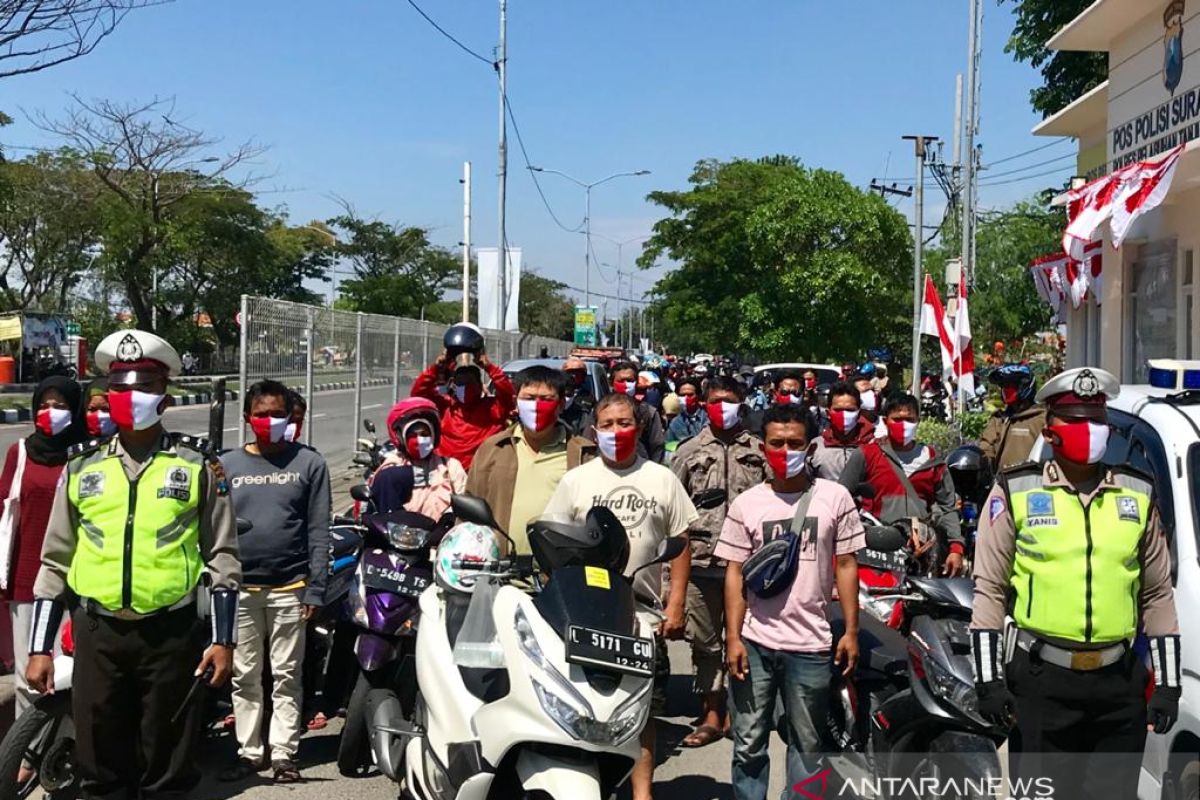 Pengendara berhenti sebelum lintasi Suramadu di detik-detik Proklamasi