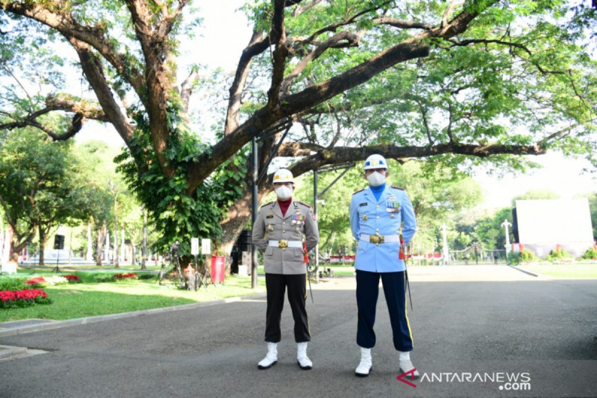 Presiden Joko Widodo pimpin upacara penurunan bendera Merah Putih