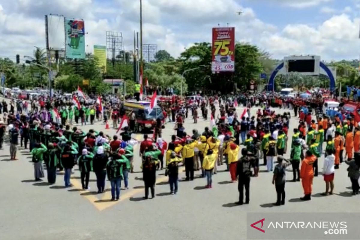 Warga Samarinda ikut hormat bendera saat detik-detik Proklamasi