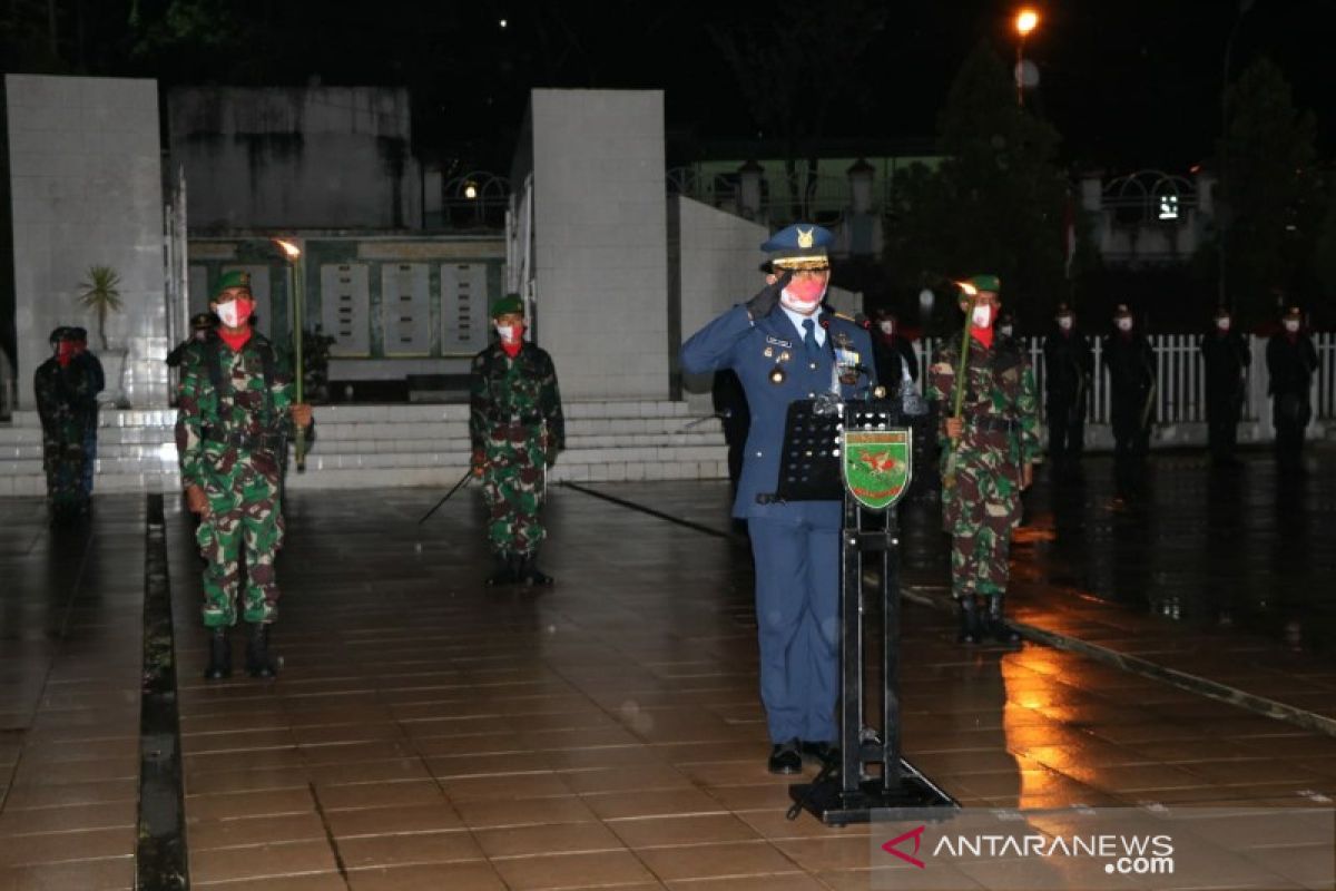 Danlanud Silas Papare pimpin apel kehormatan renungan suci di TMP Waena