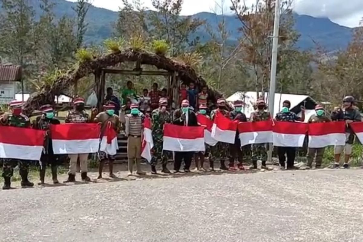 Warga Sinak bersama Koramil 1714-04 pasang bendera Merah Putih