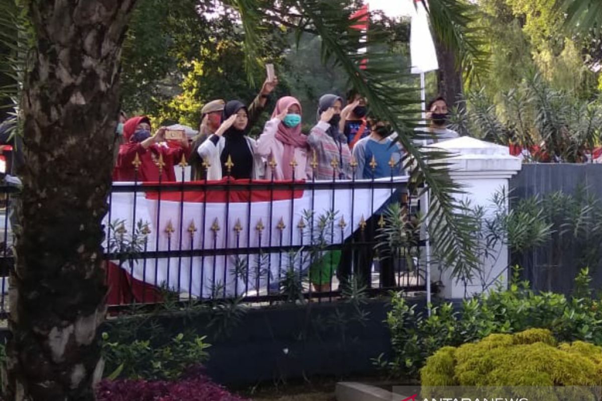 Warga Kota Bogor ikut berikan hormat saat upacara bendera